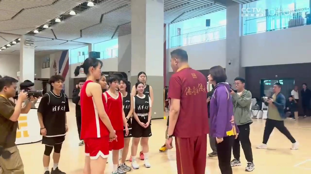 开启认真教学模式!巩晓彬指导清华篮球队队员