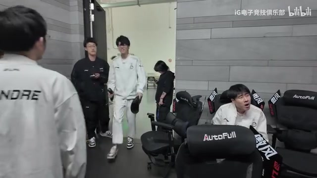 喜笑颜开?IG官方发布赛后休息室幕后:把光借给我们吧!